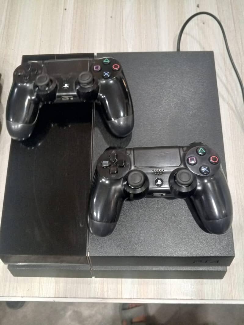 Ps4 console with two controller 3