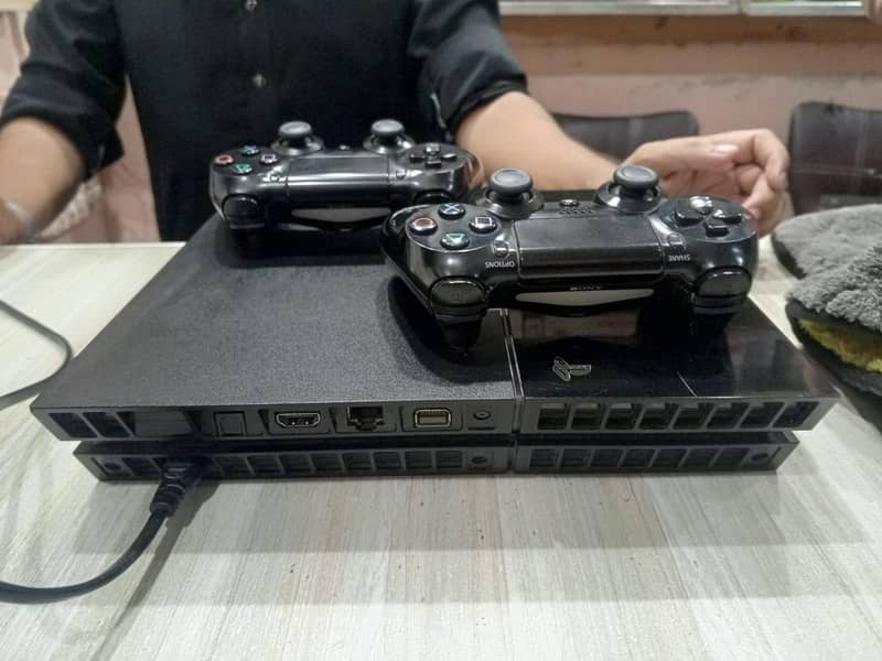 Ps4 console with two controller 4