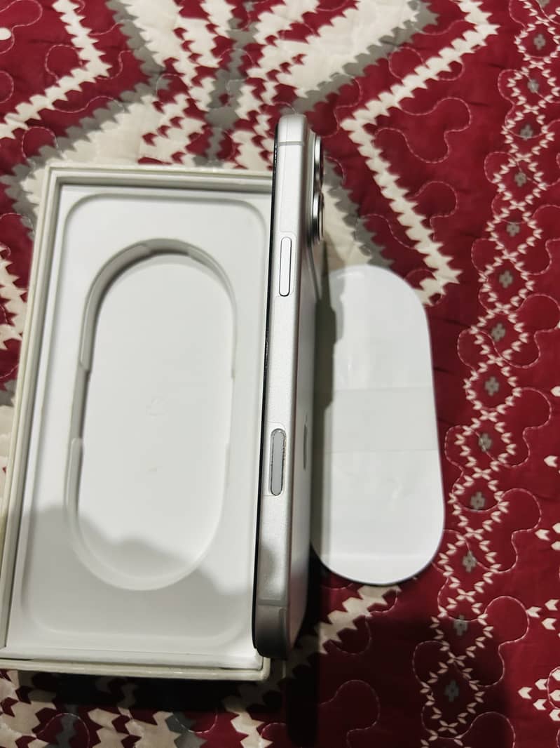Apple iPhone 17 Pro Max 4