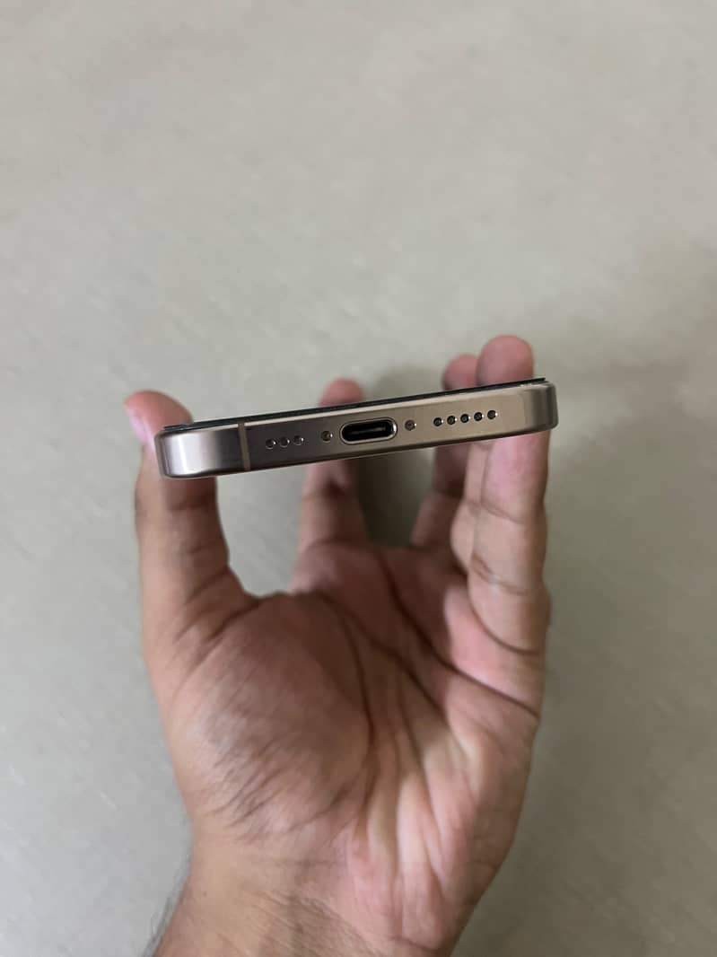 Apple iPhone 16 Pro 1