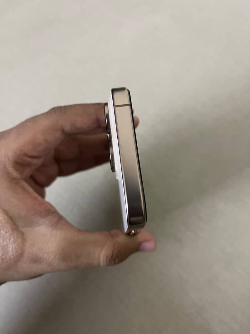 Apple iPhone 16 Pro 2