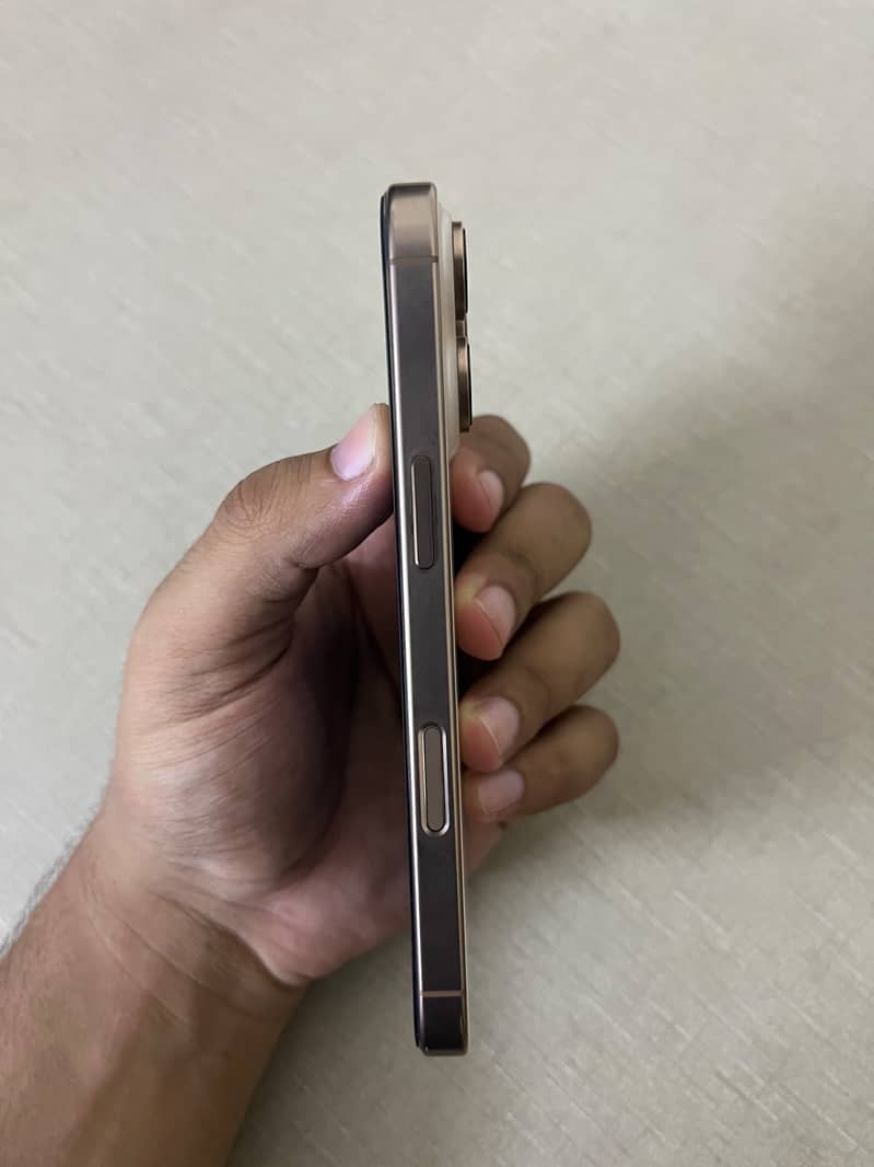 Apple iPhone 16 Pro 3