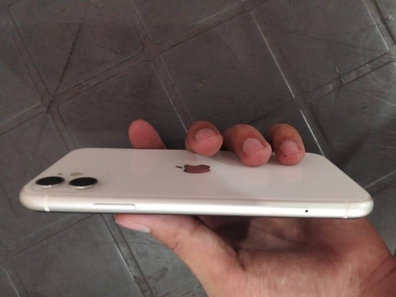 Apple iPhone 11 3
