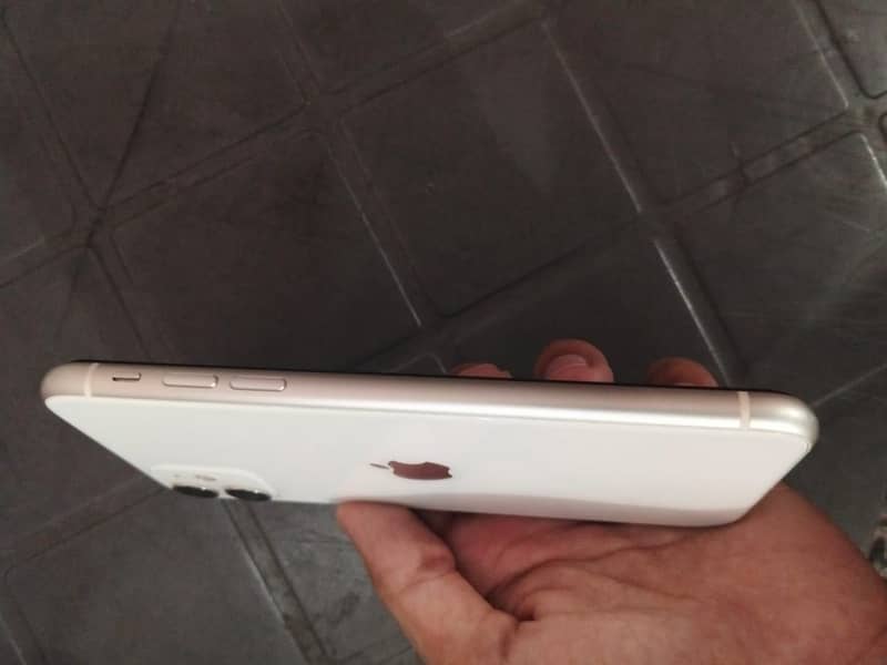Apple iPhone 11 4