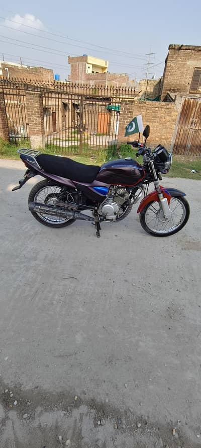 Yamaha YB125z. Red