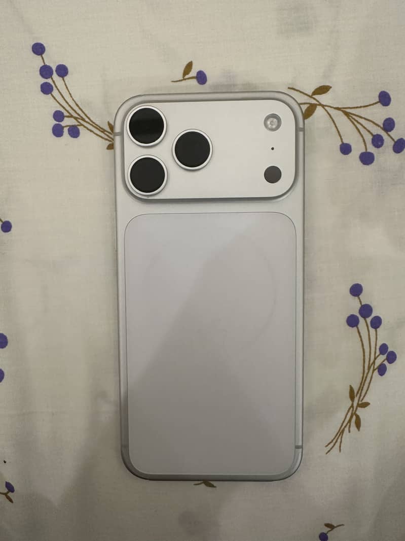 Apple iPhone 17 Pro Max 4