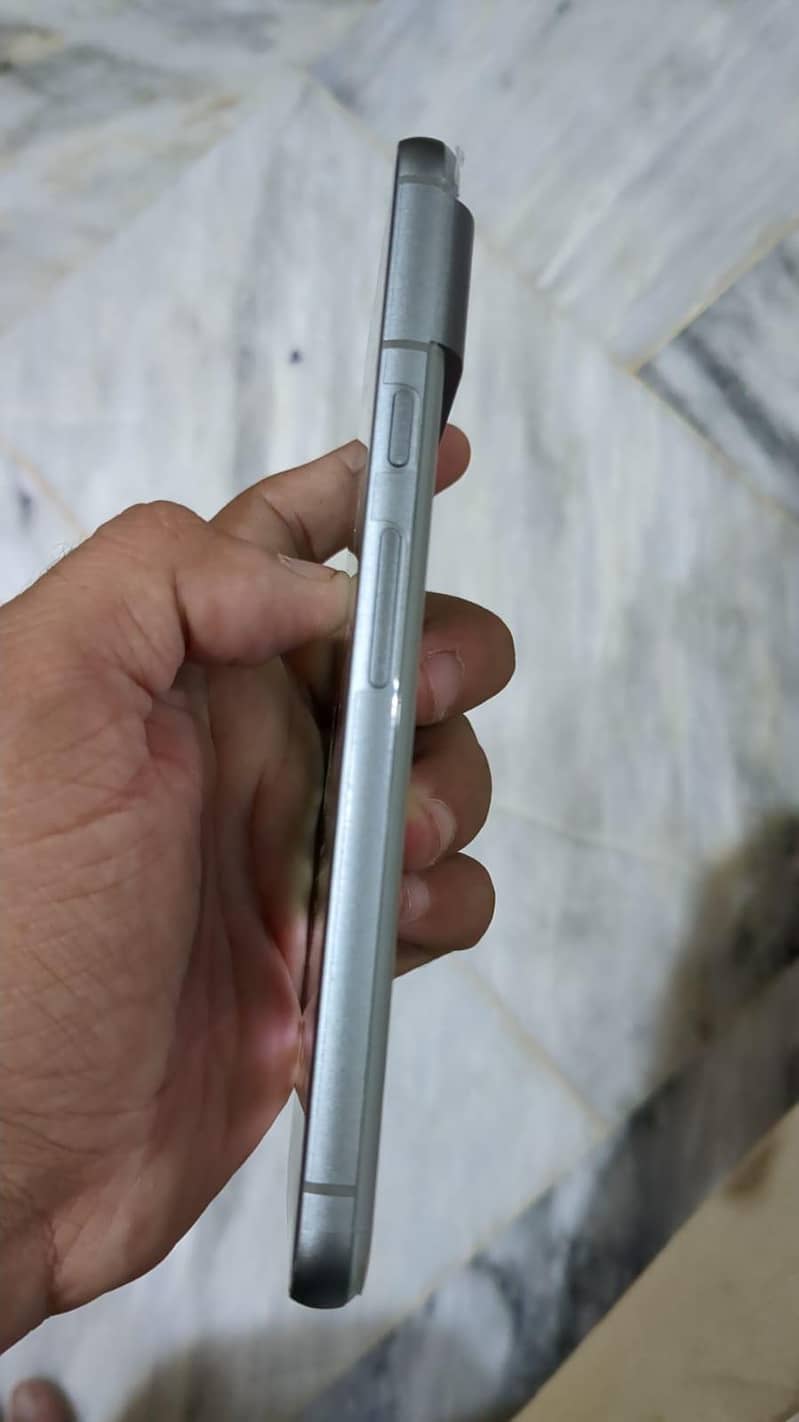 Google Pixel 8 4