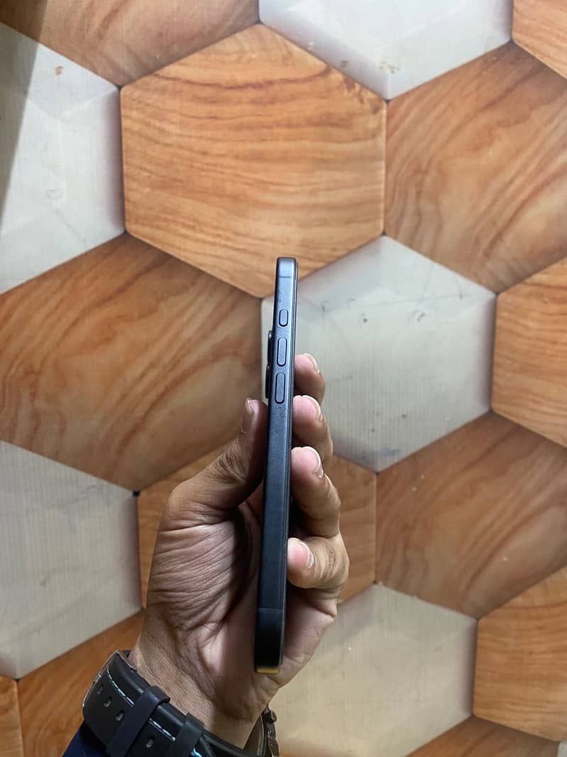 iPhone 16 4