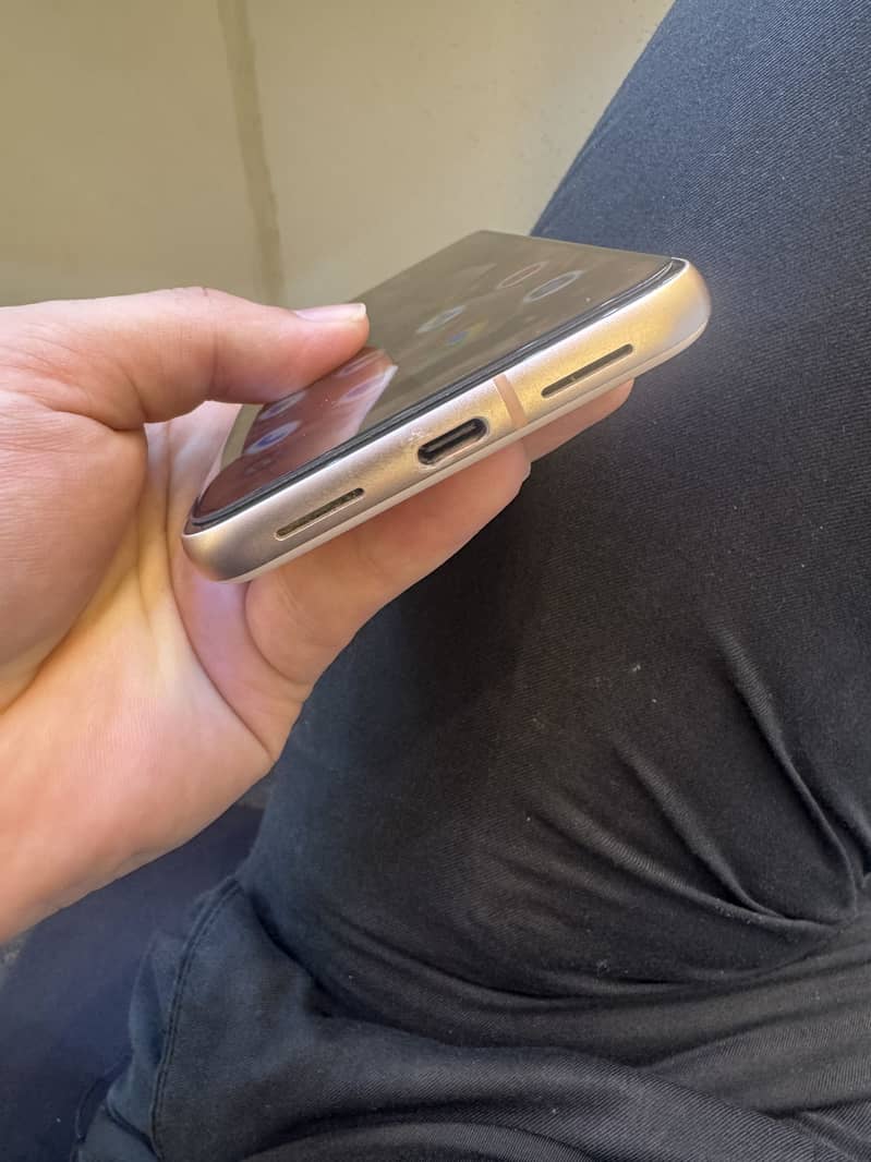 Google Pixel 8 4