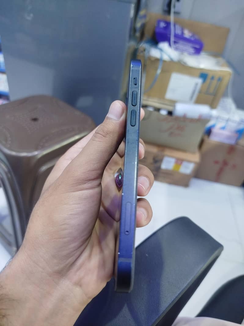 Apple iPhone 12 4