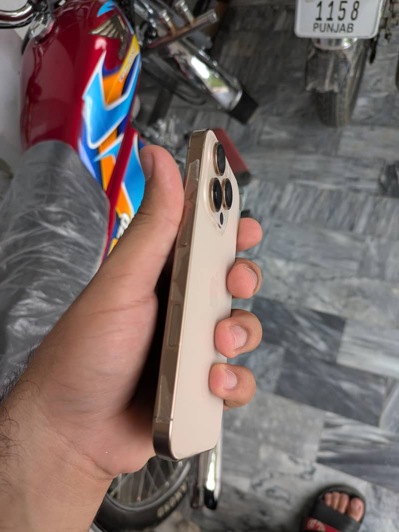 Apple iPhone 16 Pro 3