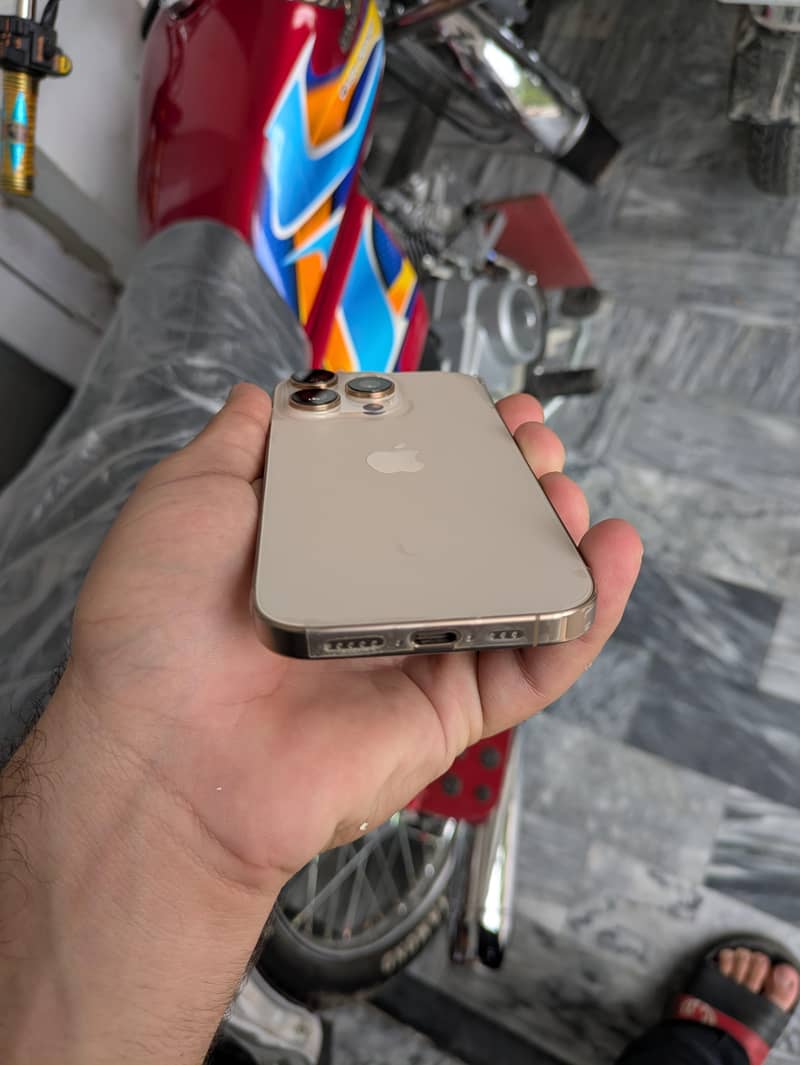 Apple iPhone 16 Pro 4