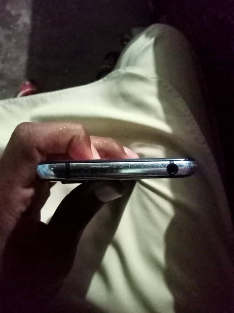 Sharp Aquos R2 3