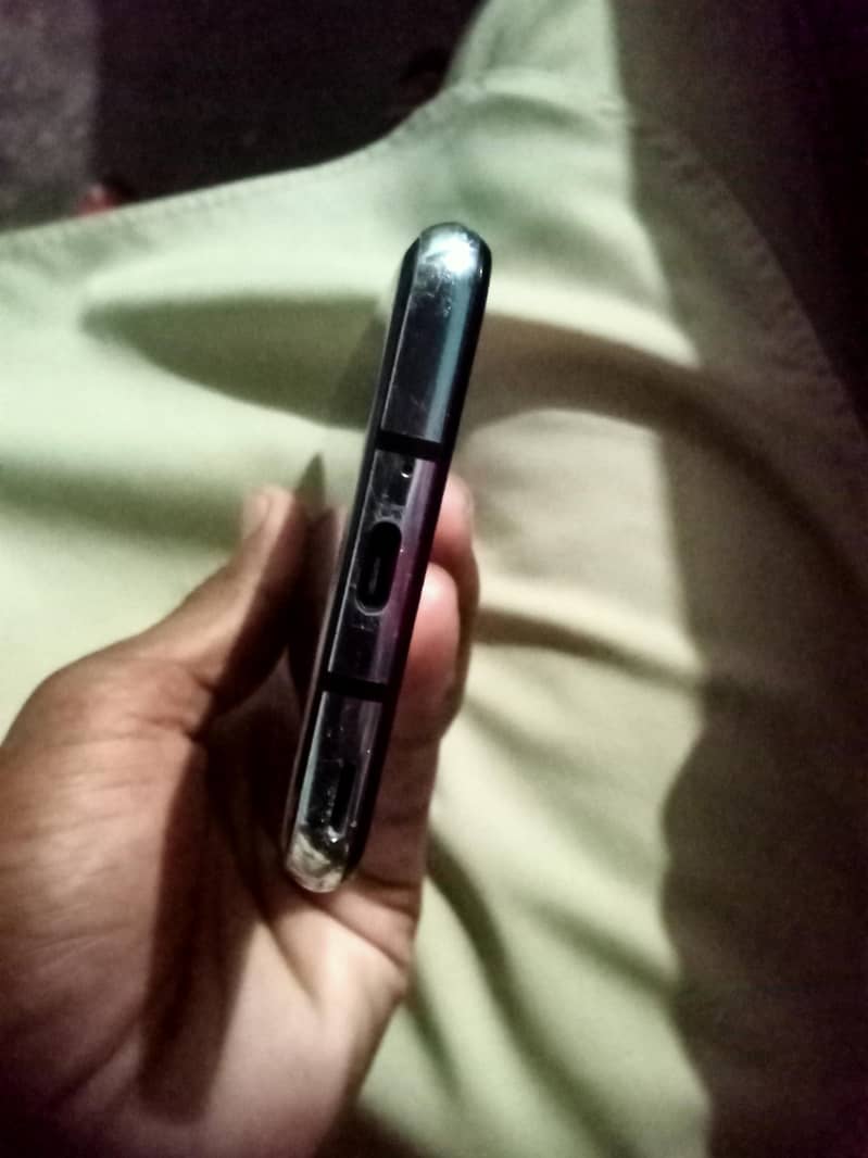 Sharp Aquos R2 4