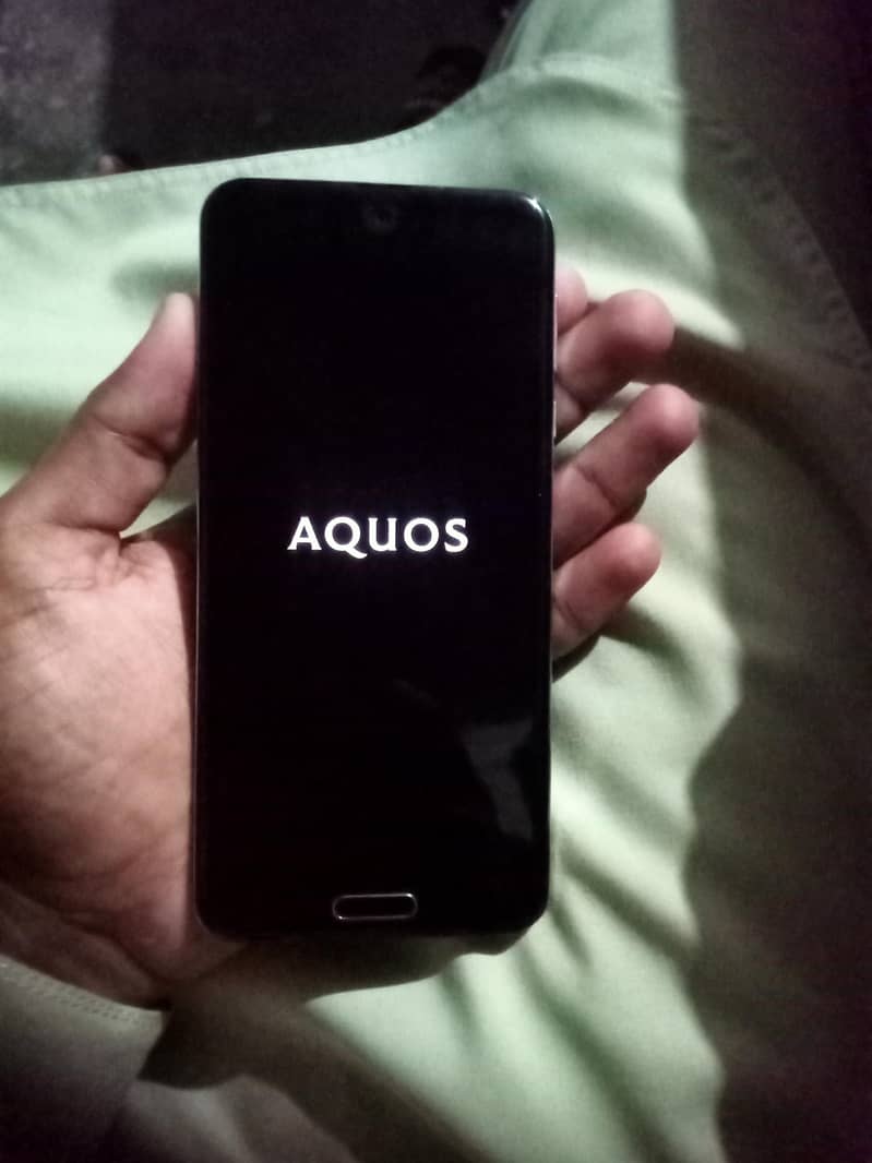 Sharp Aquos R2 6