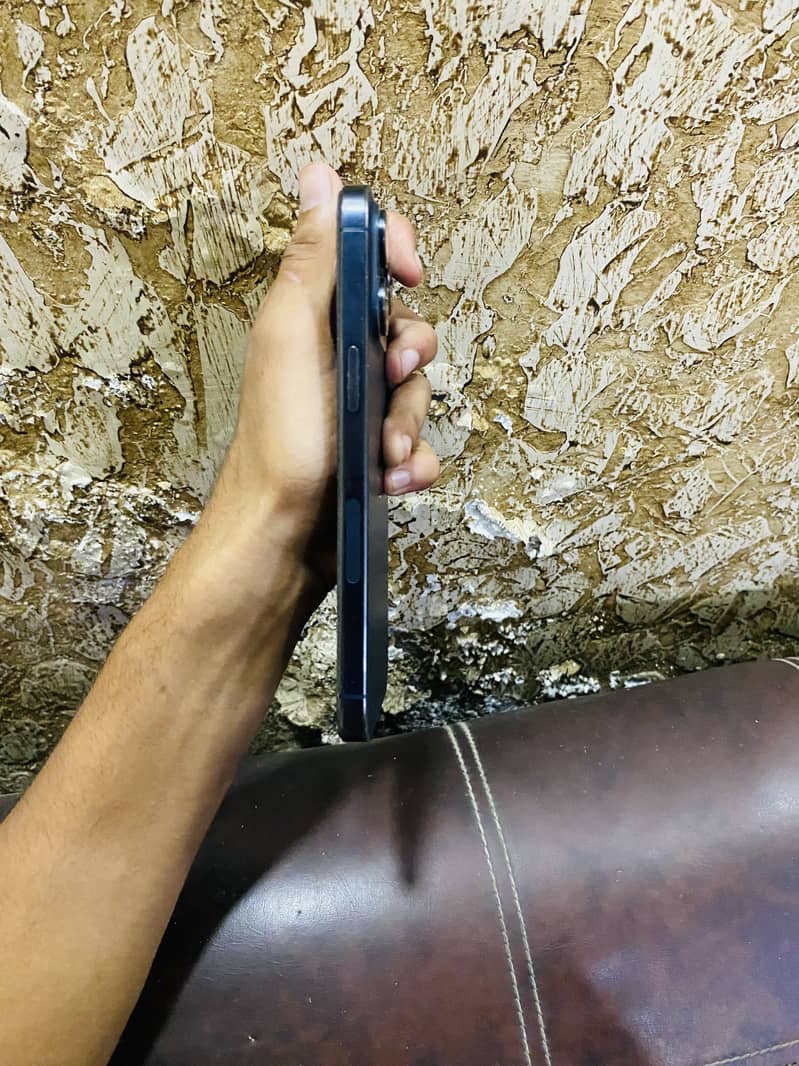 Apple iPhone 15 Pro Max 4