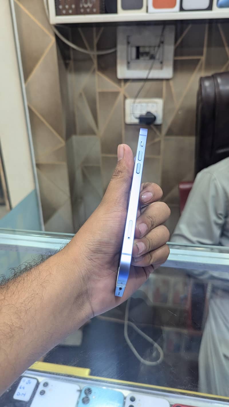 Apple iPhone 12 6