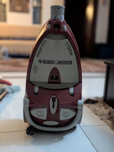 Black & Decker 1700W canister vacuum cleaner