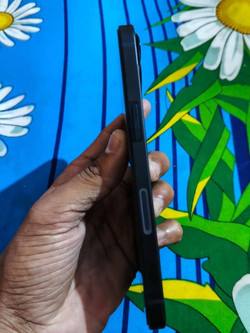Apple iPhone 13 5