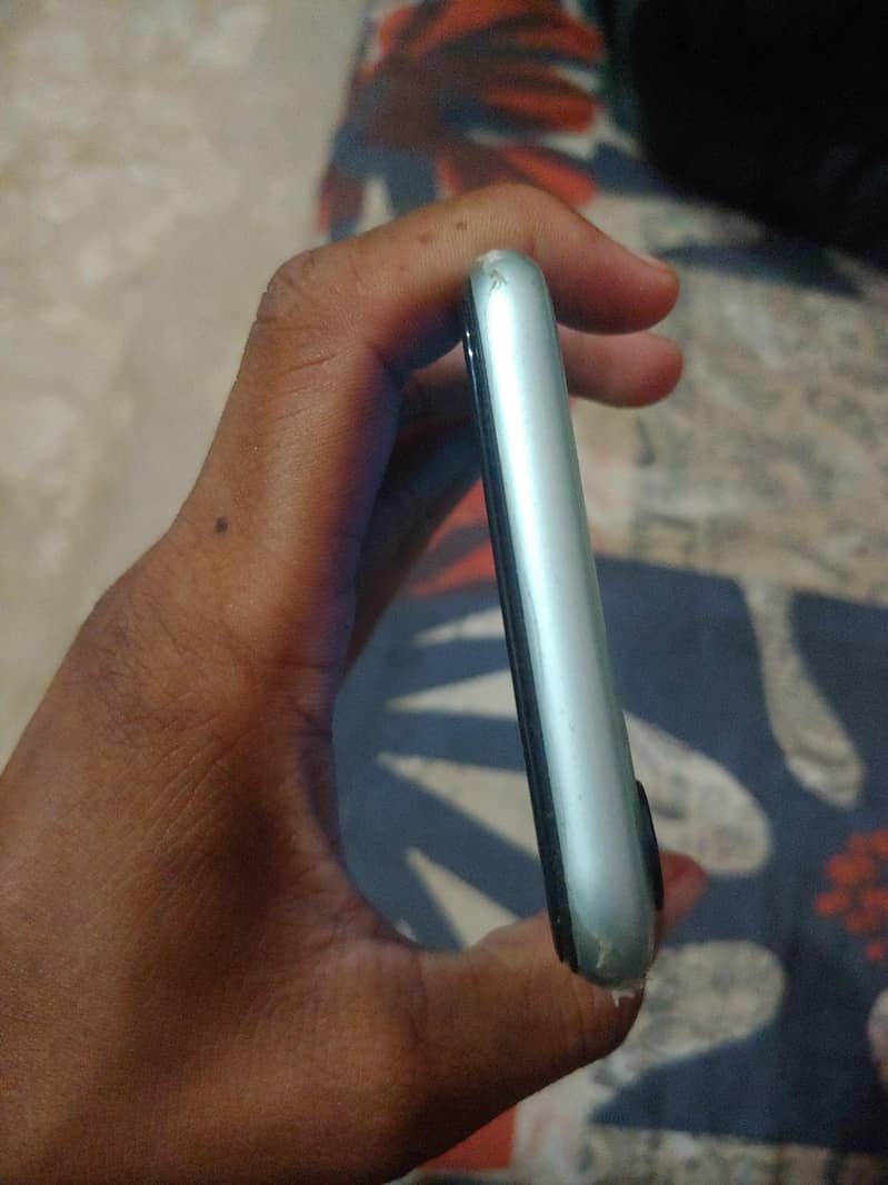 Apple iPhone 11 3
