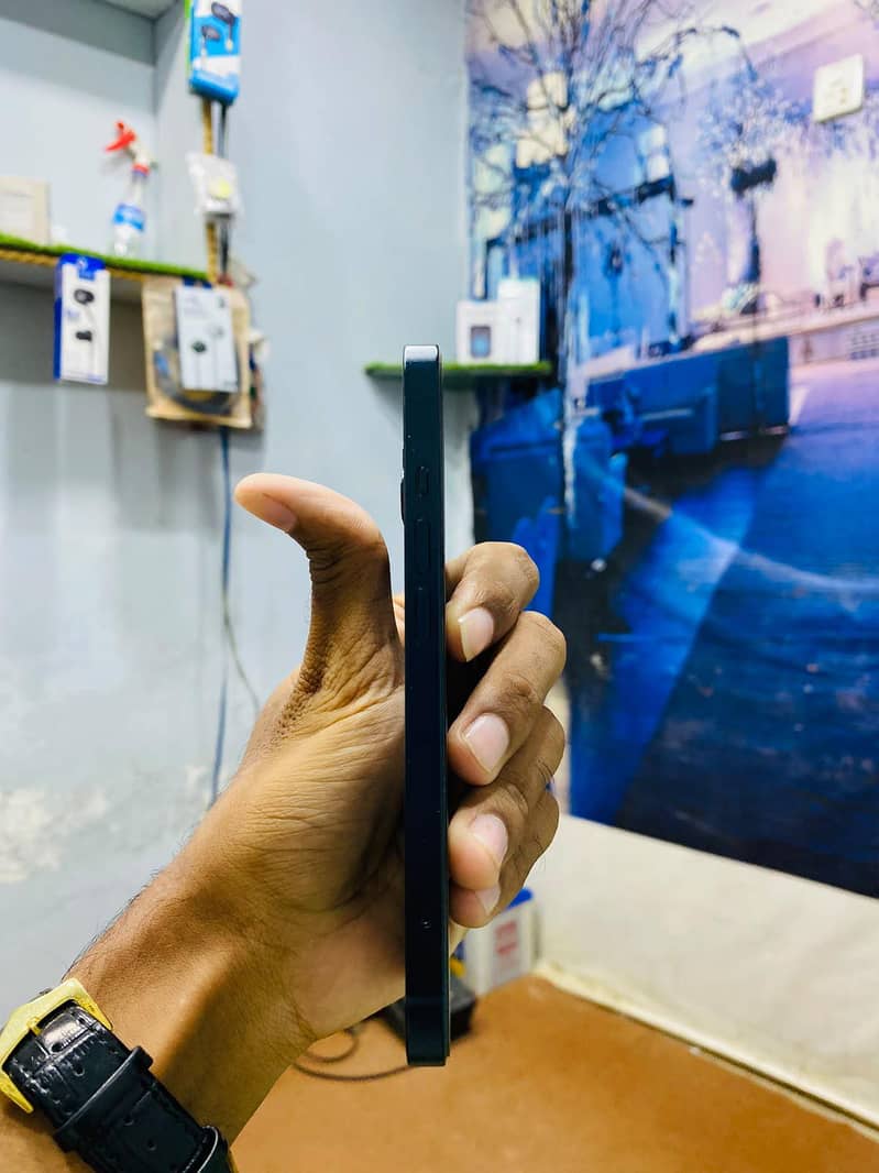 Apple iPhone 13 2