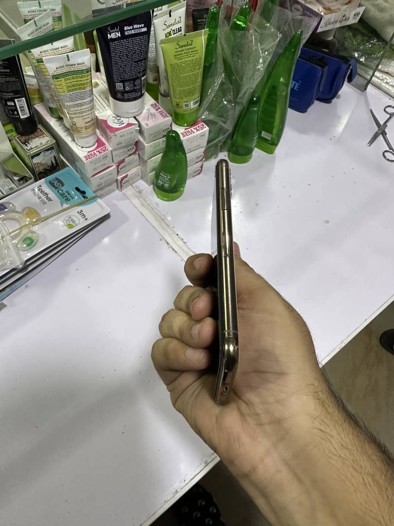 Apple iPhone 11 Pro 4
