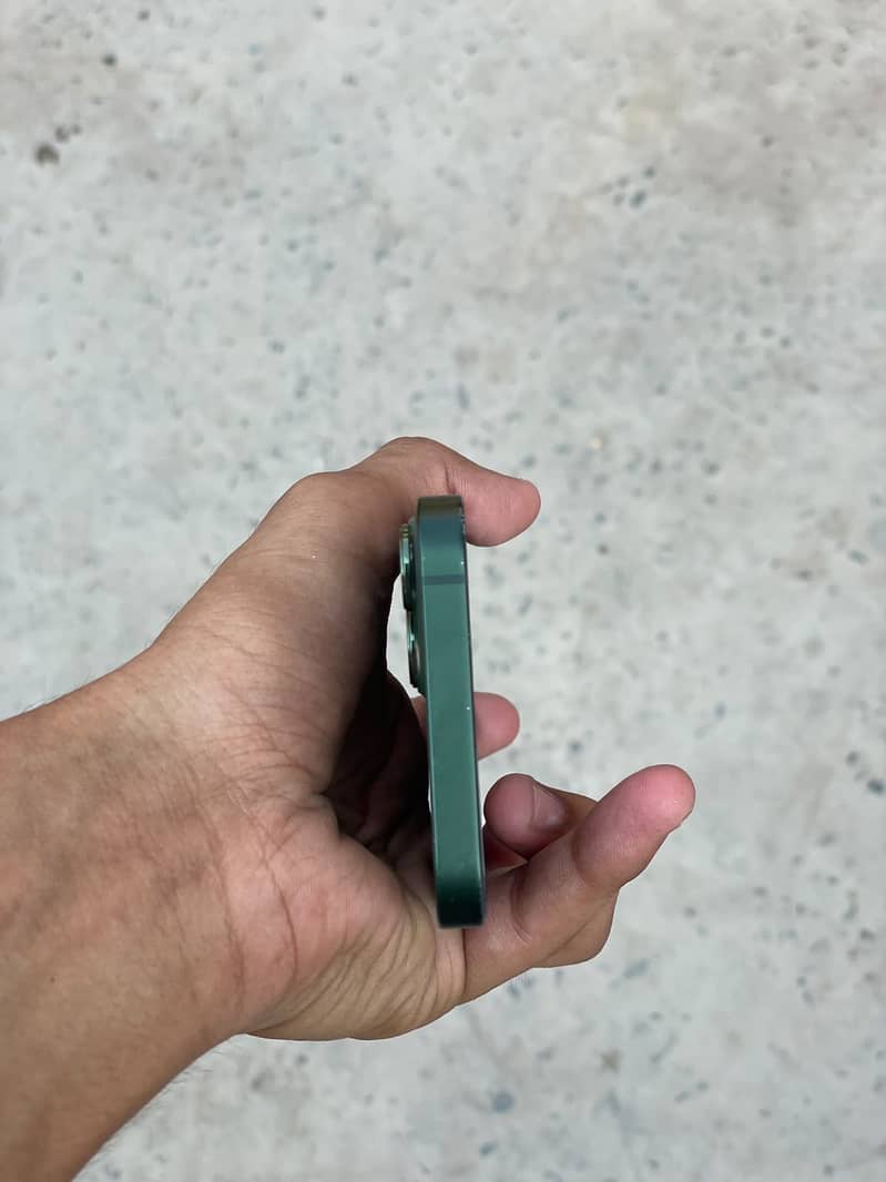 Apple iPhone 13 4