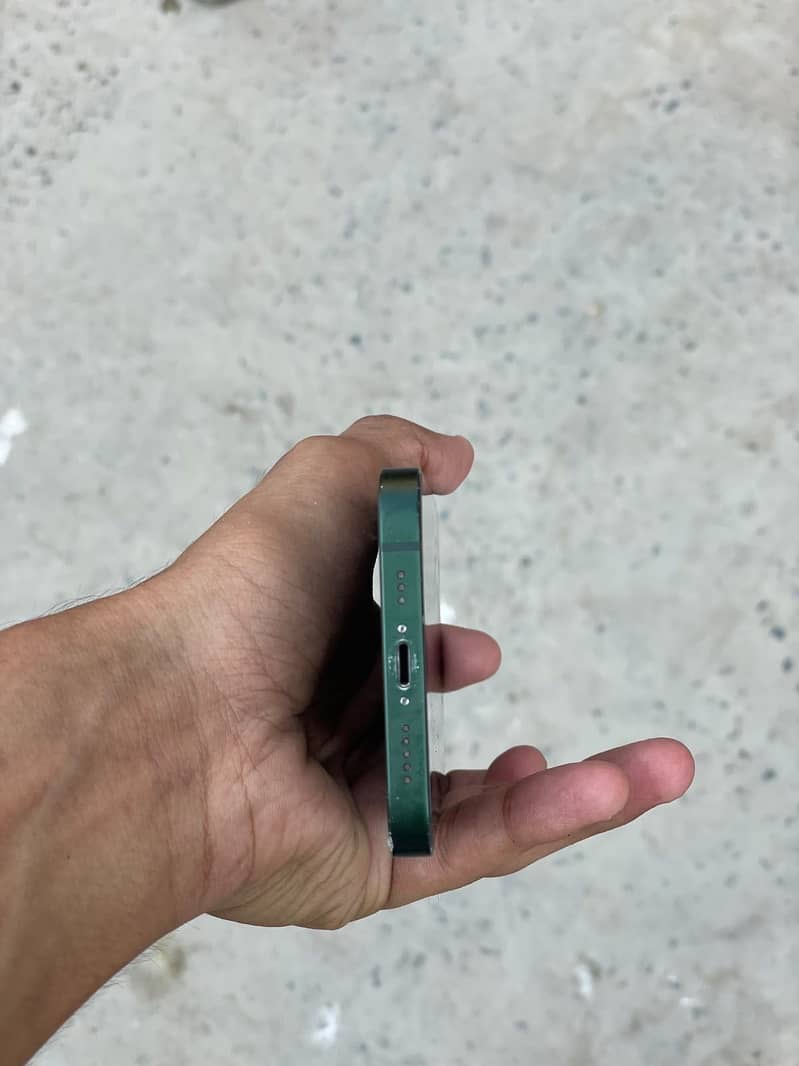 Apple iPhone 13 5