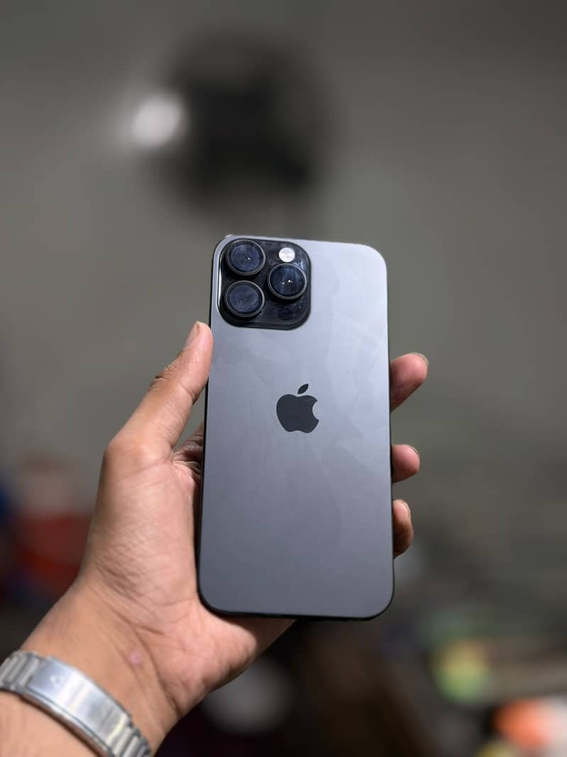 Apple iPhone 16 Pro Max 1