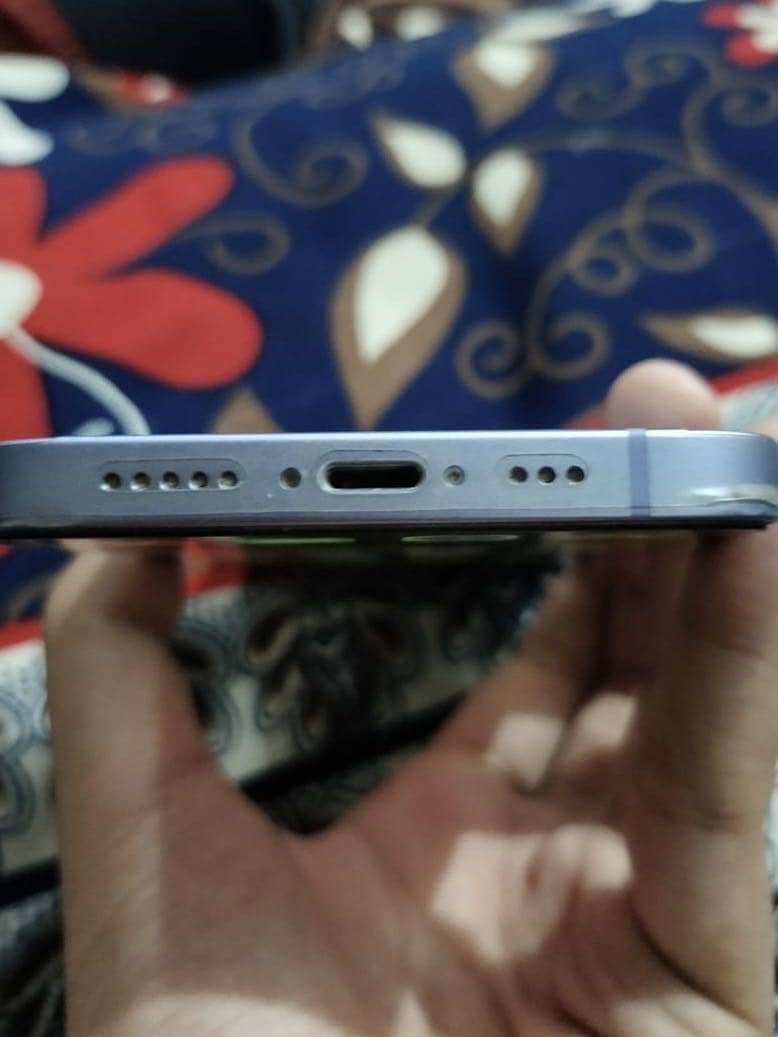 Apple iPhone 12 4