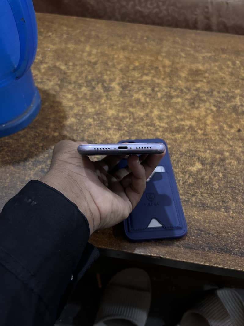 Apple iPhone 11 7