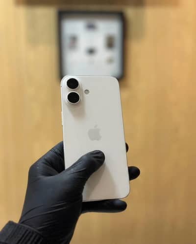 Apple iPhone 17 Factory Unlocked Under Apple Warranty