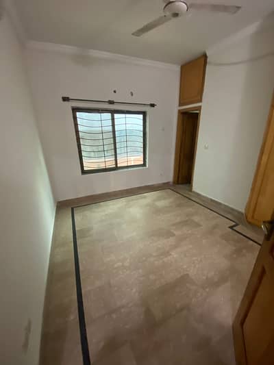 4.4 Lower Portion For Rent For Small Family