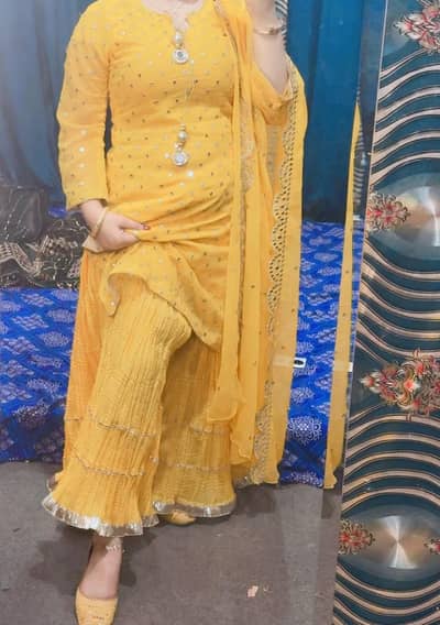 Yellow dress for mayo