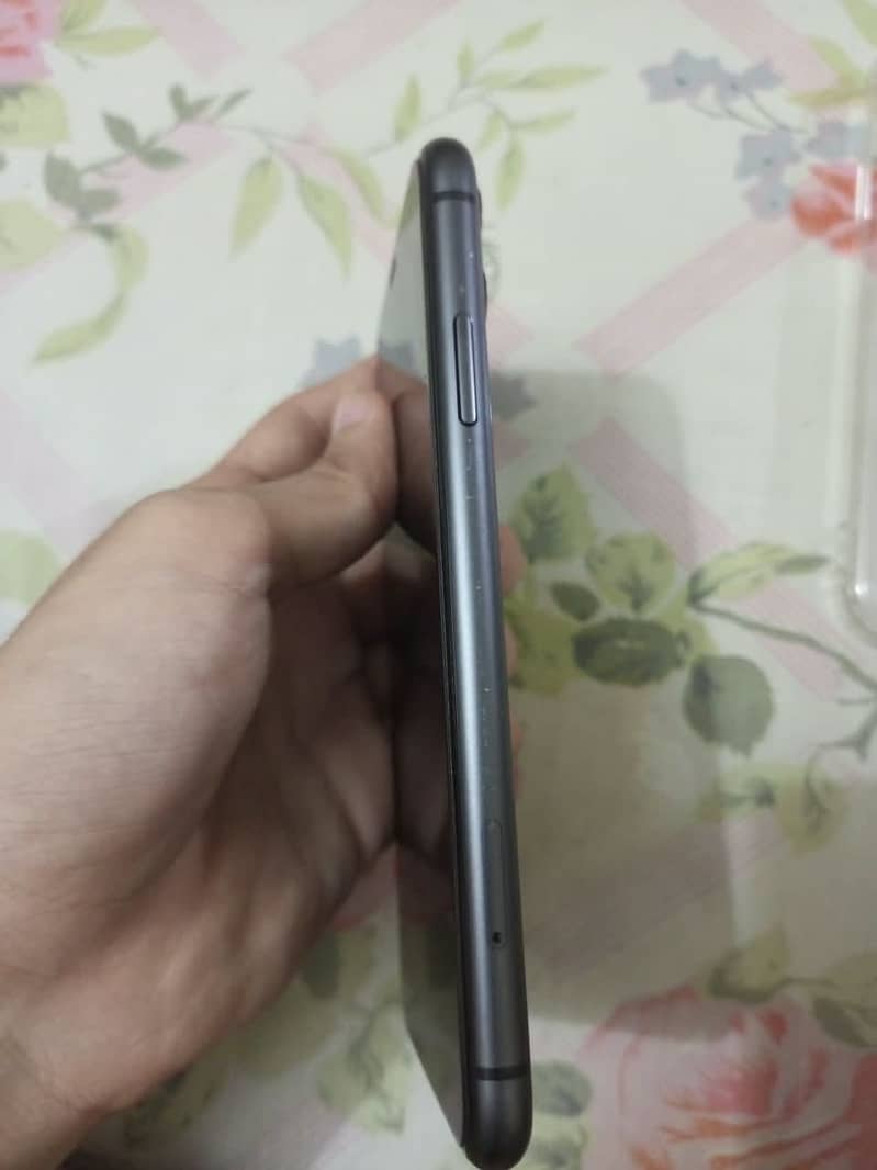 Apple iPhone 11 4