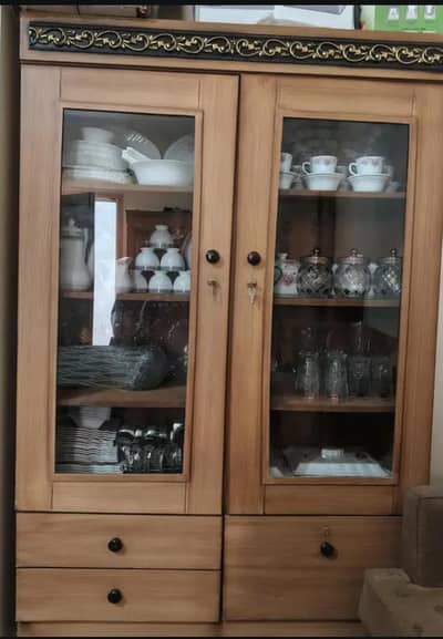 Beautiful Wooden Showcase / Crockery Cabinet in Excellent Condition