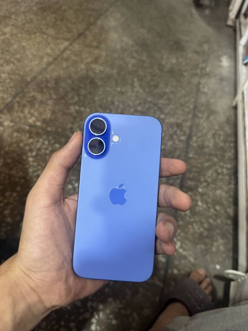 Apple iPhone 16 3
