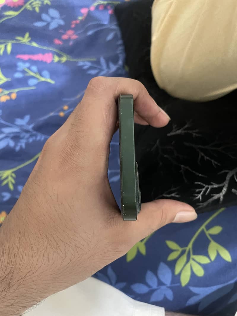 Apple iPhone 13 4