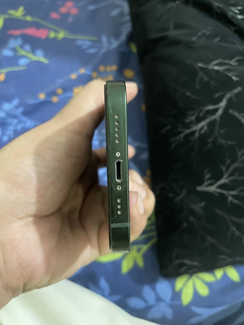 Apple iPhone 13 5