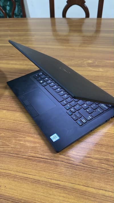 Core i5 8 generation Dell 7390 8/256