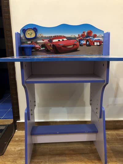 Small study table for kids