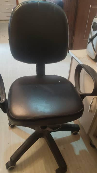 5 Hydrolic Chairs & 1 Executive Big Table