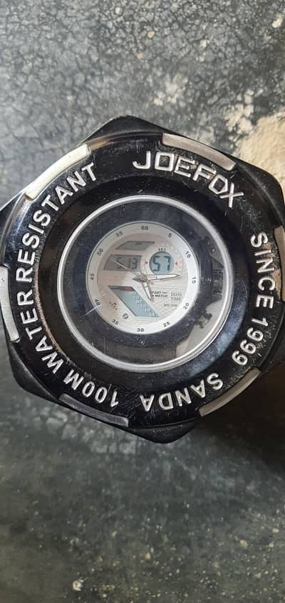Branded watch ha kafi wazni ha 10/10 condition ma ha 22k ki new li thi