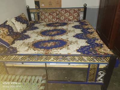 King size Bed