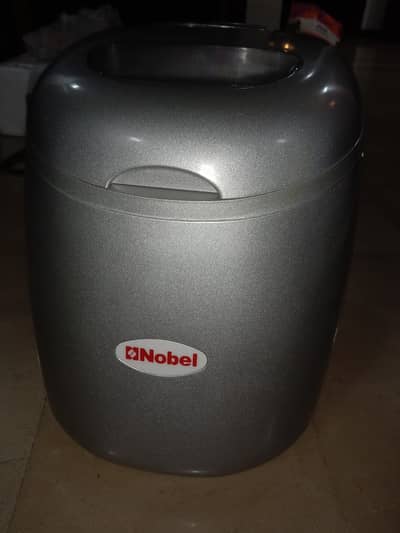 Ice cube maker