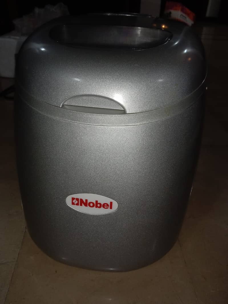 Ice cube maker 0