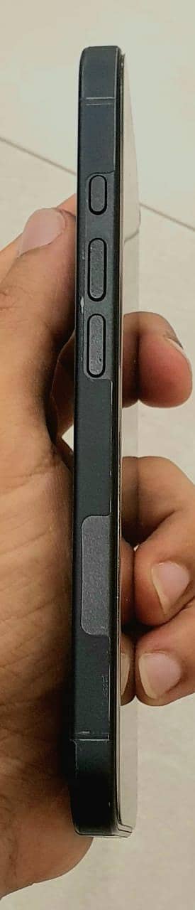 Apple iPhone 16 4