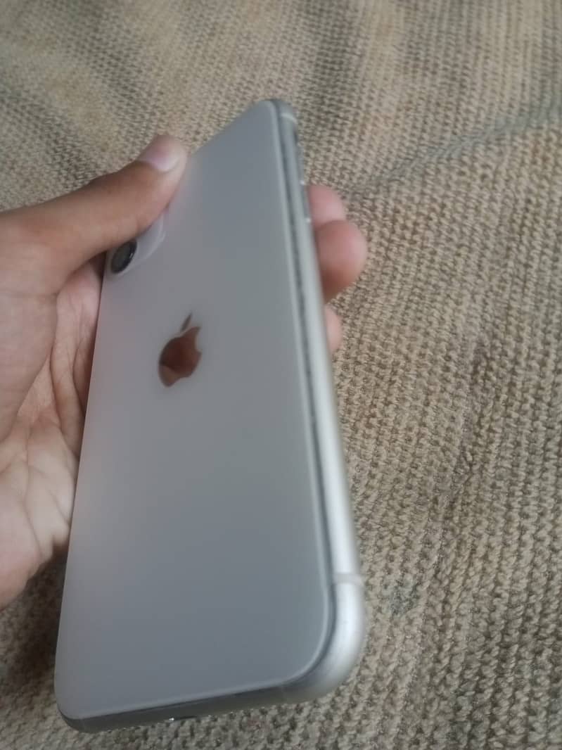iPhone 11 3