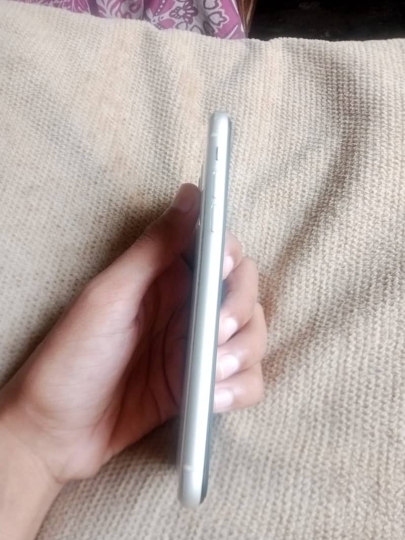 iPhone 11 4