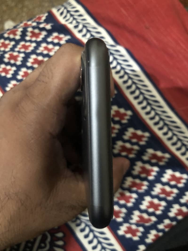 Apple iPhone 11 3